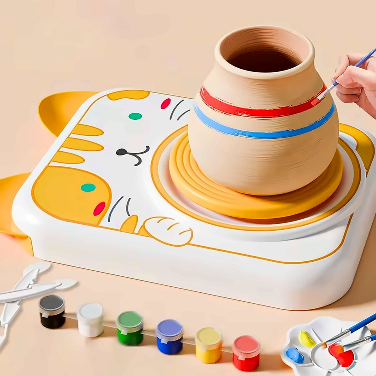Decorando con pintura una pieza hecha en el torno Lumikids