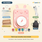 Torno de cerámica Lumikids modelo conejo con todo lo que incluye el kit: 2 piezas de arcilla, 5 herramientas, cable USB, 6 pinturas y delantal